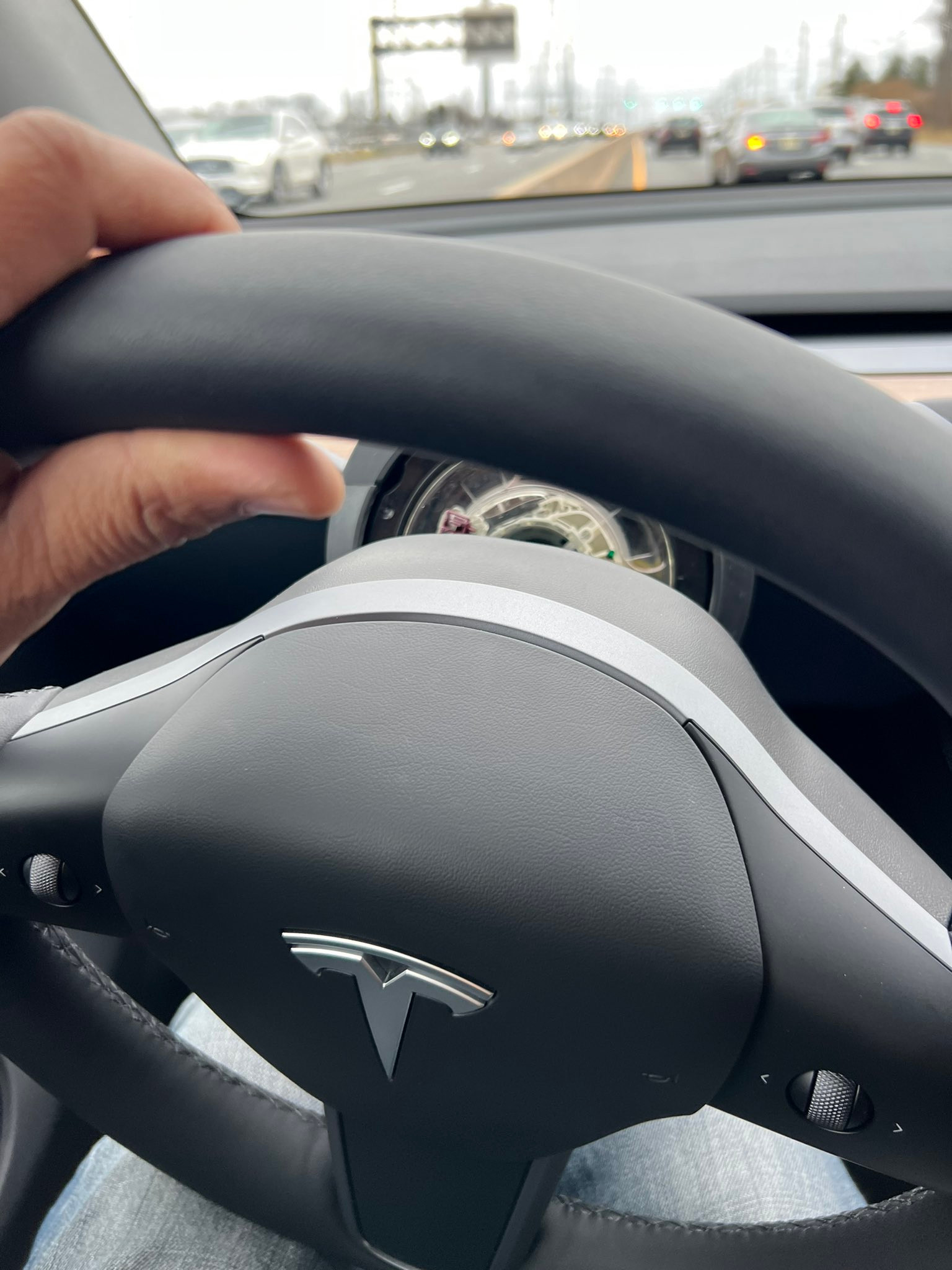 В електромобілі Tesla знову відпало кермо під час руху