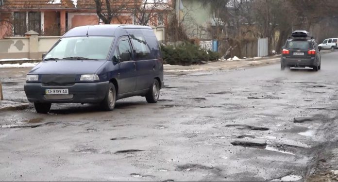 4 поради, як правильно об'їжджати дорожні ями