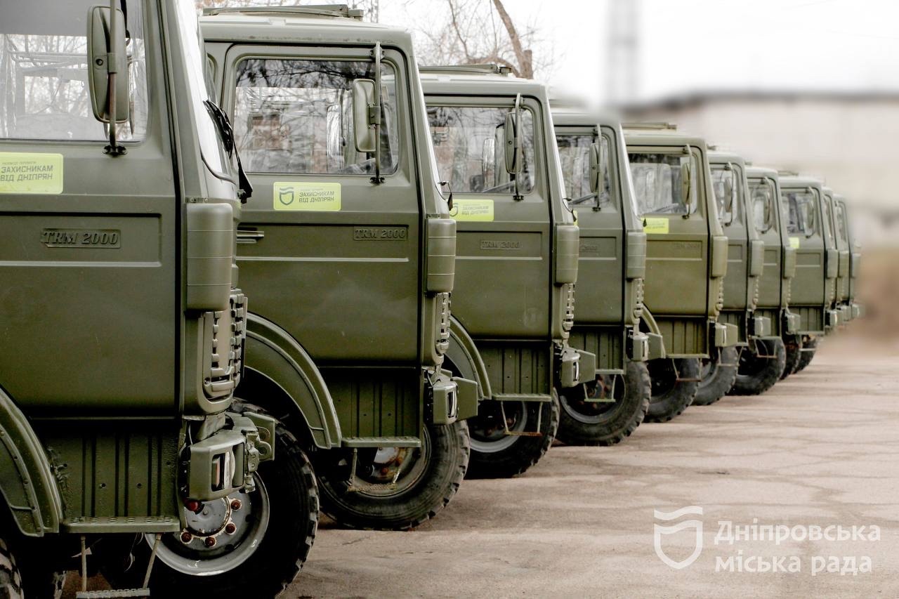 ЗСУ отримали 12 вантажівок підвищеної прохідності