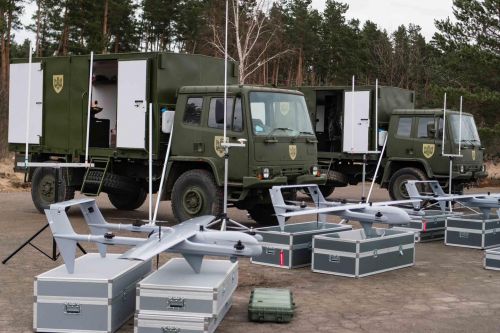 Оператори БПЛА «Посейдон» отримали від волонтерів Великобританії автомобілі дистанційного керування