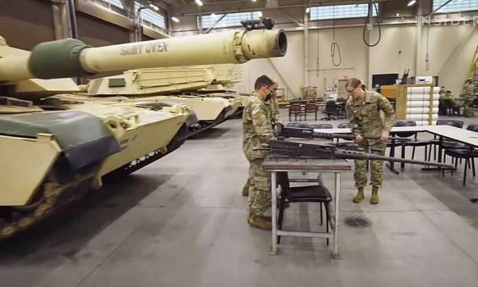 Українські військові навчаються водінню танків Abrams у США: перші кадри