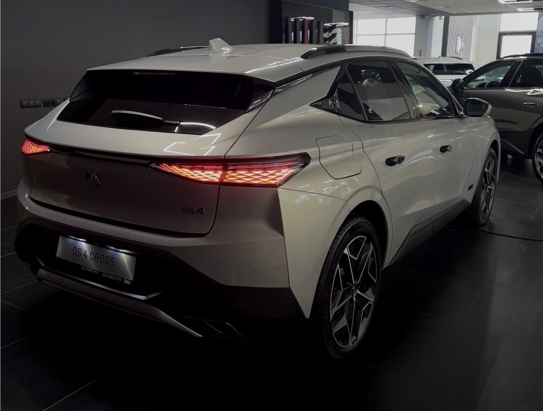 На українському авторинку з'явився довгоочікуваний преміальний купе-кросовер DS 4
