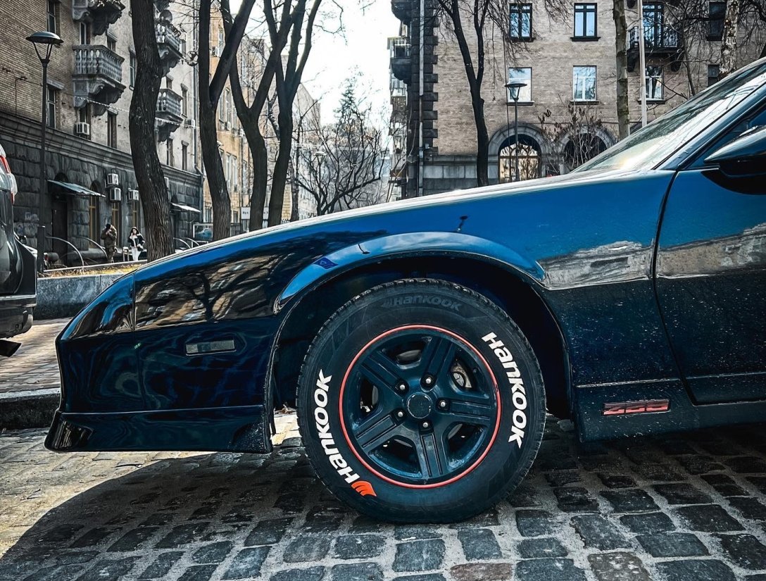 Культовий американський автомобіль 80-х років помічено в столиці
