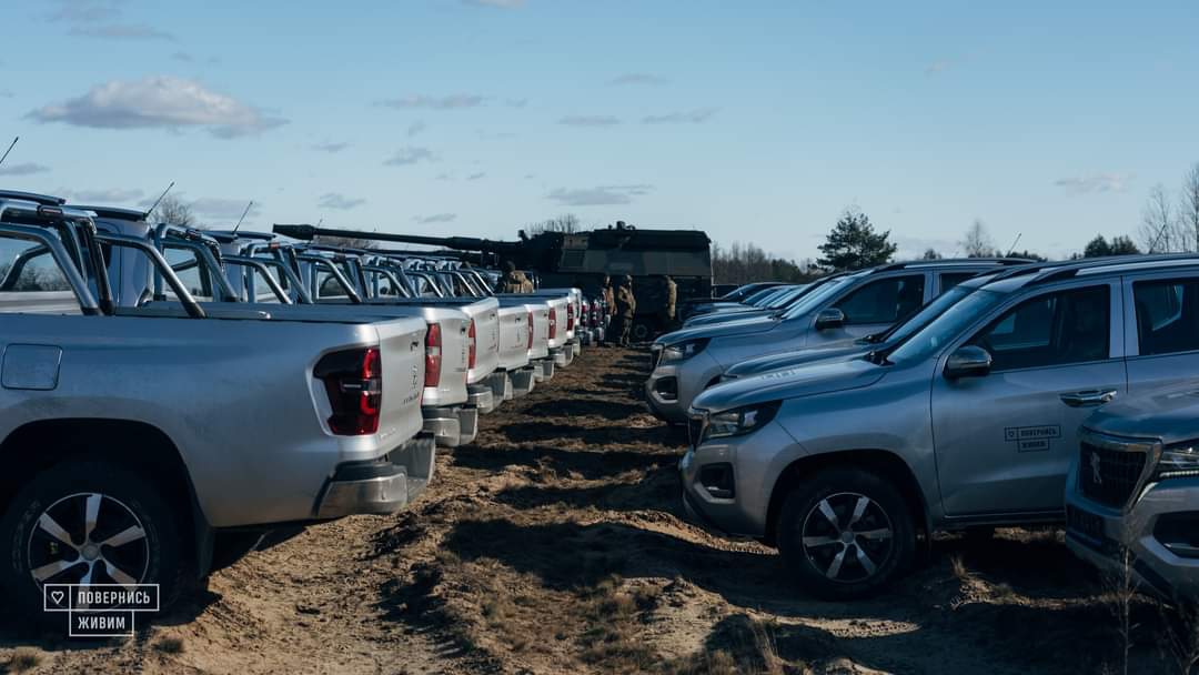 За кошти благодійного фонду ЗСУ отримало 100 пікапів