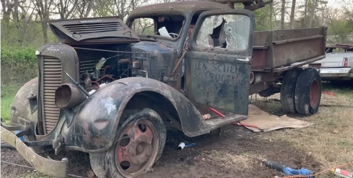 Знайдений на звалищі іржавий Dodge кінця 30 років завівся після півстоліття стояння на відкритому повітрі
