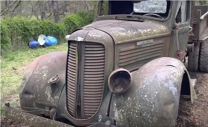Знайдений на звалищі іржавий Dodge кінця 30 років завівся після півстоліття стояння на відкритому повітрі