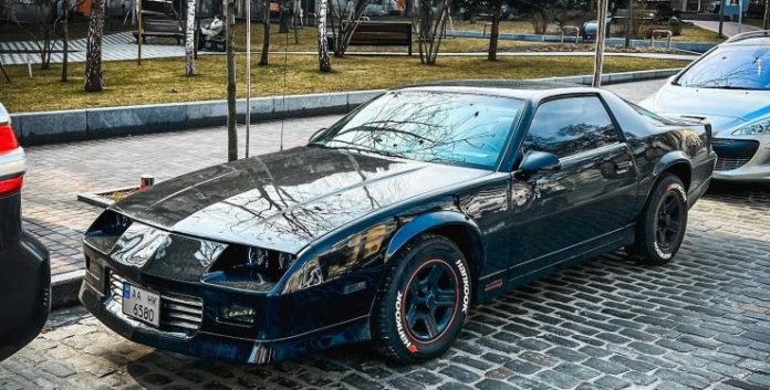 Культовий американський автомобіль 80-х років помічено в столиці
