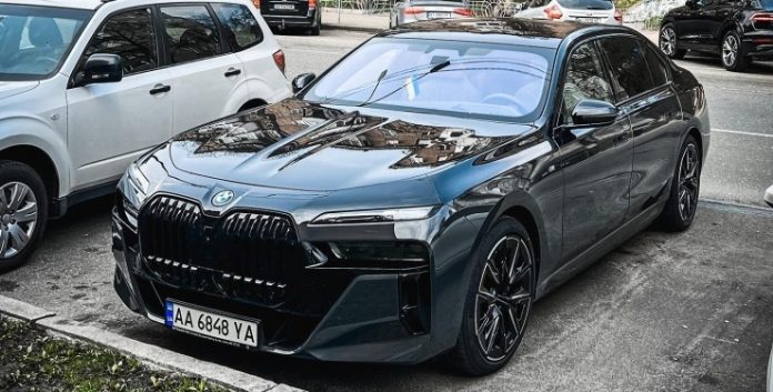 У Києві помічено електрокар BMW за 4,6 мільйона гривен