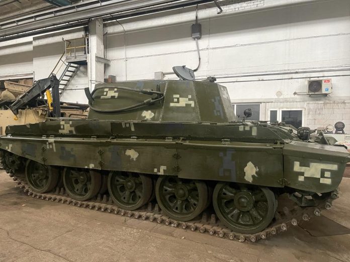 Українські інженери побудували евакуаційну машину з трофейного російського танка Т-62