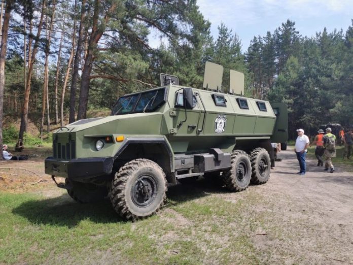 Український бронеавтомобіль «Варта-Редут» працює на позиція ЗСУ