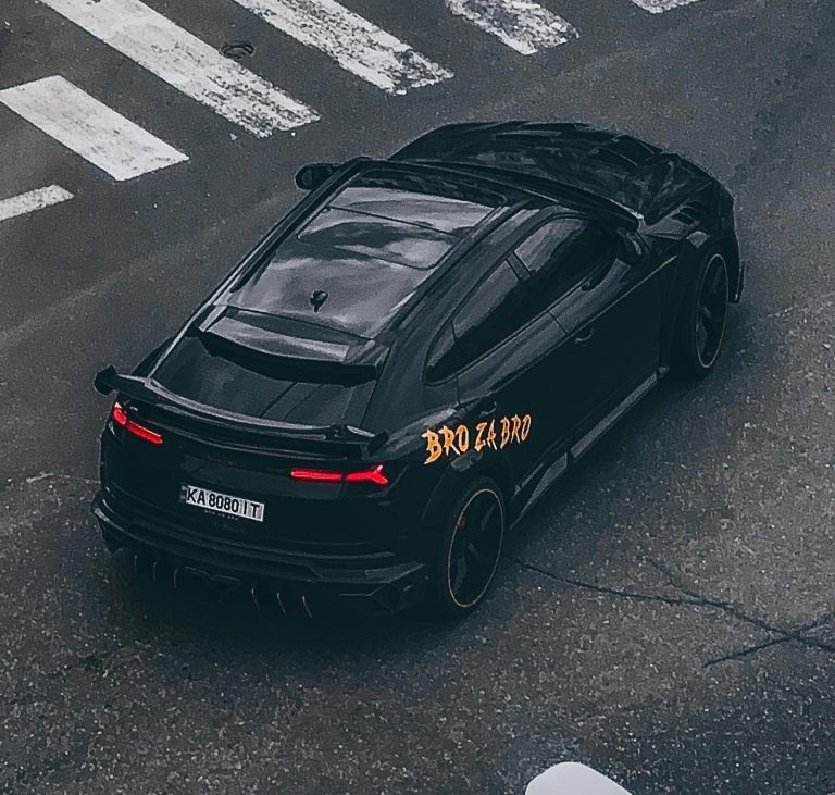 В столиці помічено яскравий тюнінгований кросовер Lamborghini Urus Mansory