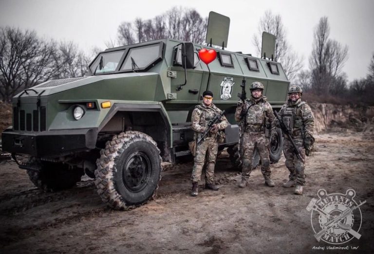 Український бронеавтомобіль «Варта-Редут» працює на позиція ЗСУ