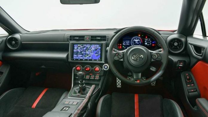 На українських дорогах можуть з'явитися авто з правим кермом