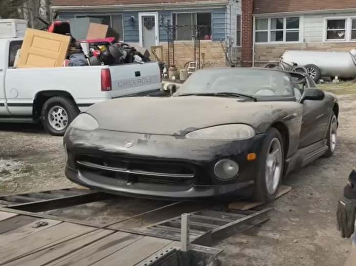 Культовий спорткар Dodge Viper зберігали серед мотлоху