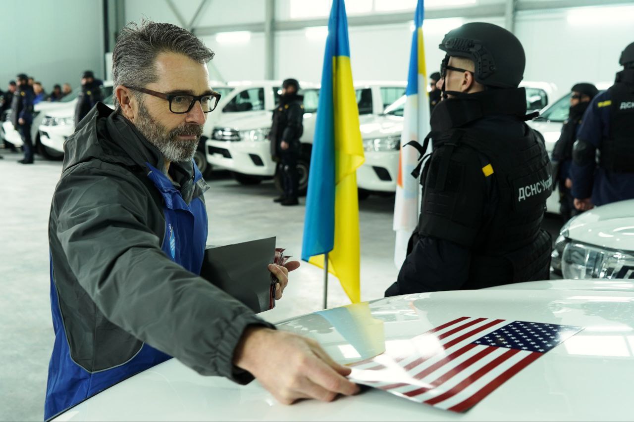 В Україну приїхало 15 пікапів для допомоги в розмінуванні звільнених територій
