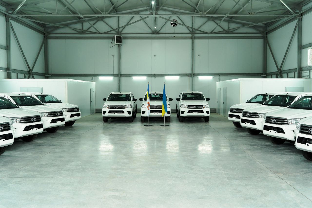 В Україну приїхало 15 пікапів для допомоги в розмінуванні звільнених територій