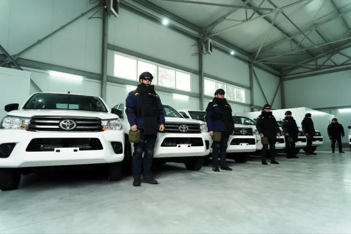 В Україну приїхало 15 пікапів для допомоги в розмінуванні звільнених територій