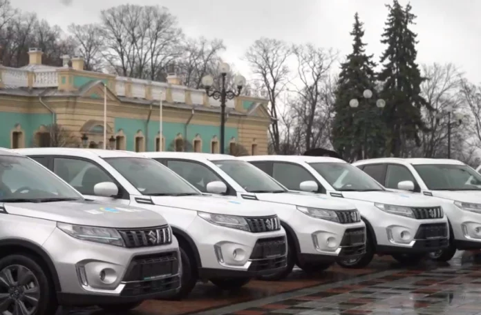 70 службових машин Suzuki передано українським медикам від ООН