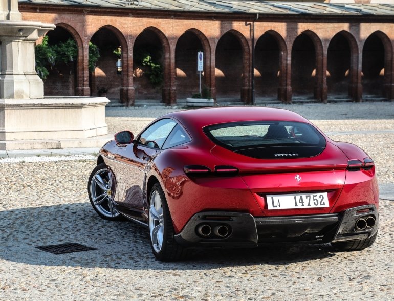 В Одесі помітили рідкісний нерозмитнений Ferrari Roma за $250 000