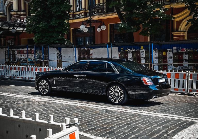 Розкішний седан Rolls-Royce за півмільйона доларів роз'їжджає столицею