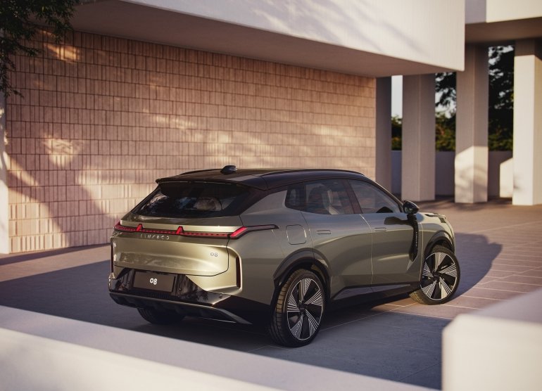 Технологічна колаборація Geely та Volvo: створено новий кросовер 