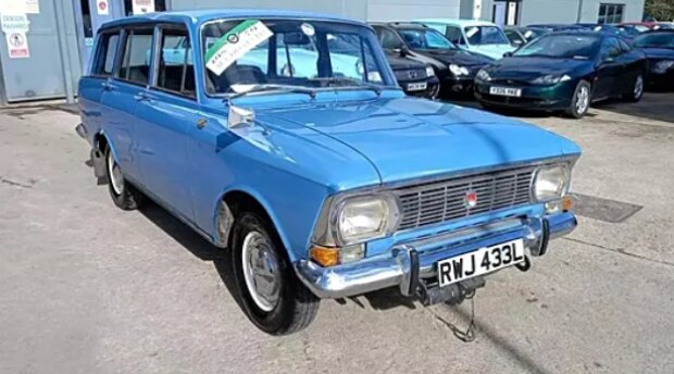 Як викладав рідкісний «Москвич-427» з правим кермом