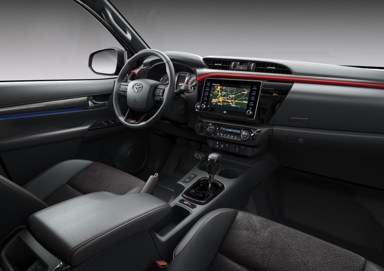 Екстремальний пікап Toyota Hilux GR Sport вже надійшов у продаж: які переваги має позашляховик