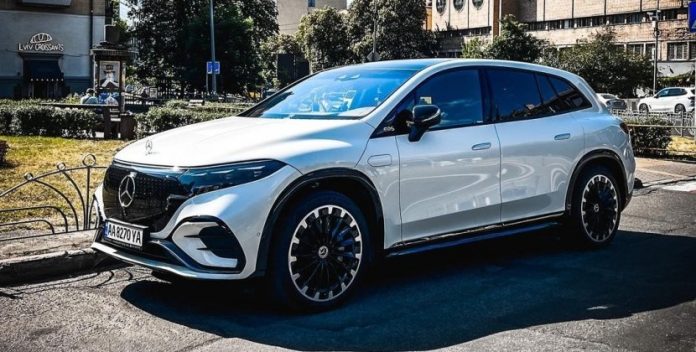 В Києві помічено преміум Mercedes-Benz EQS SUV, що коштує більше 4 мільйонів