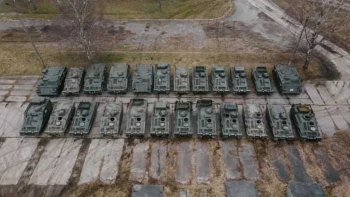 Українські волонтери масово скуповують британську бронетехніку для ЗСУ
