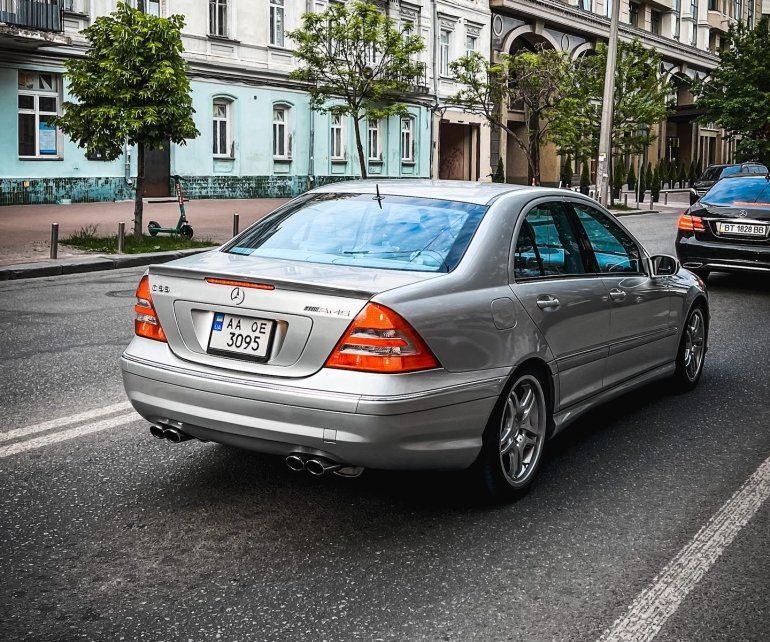 Унікальний Mercedes-Benz C55 AMG 2005 року розїжджає столицею України