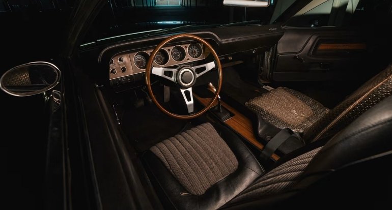 Мільйон доларів за іржавий спорткар: на аукціоні продали легендарний Dodge Challenger