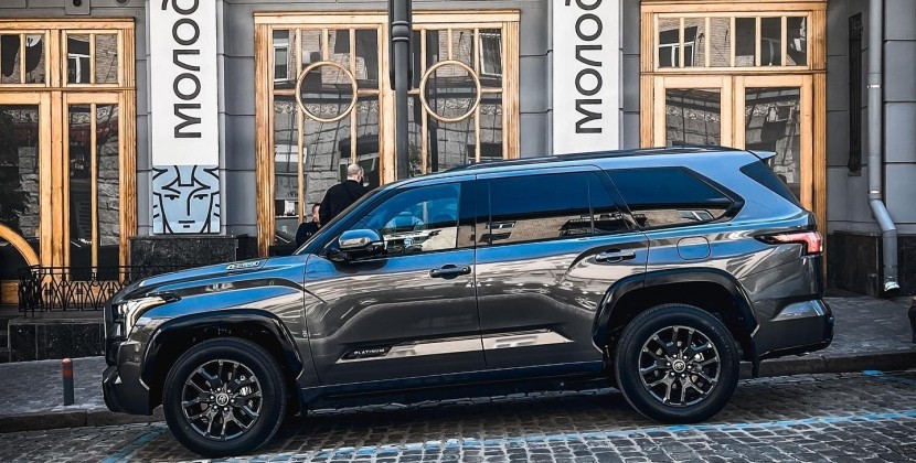 В Києві помітили новий семимісний Toyota Sequoia 2023, що видає 443 кінських сил
