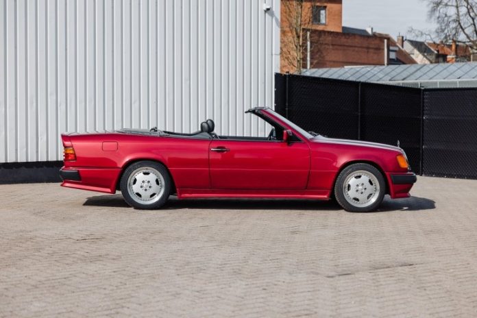 На аукціоні продали рідкісний Mercedes-Benz W124 за ціною нового: як виглядає унікальний кабріолет