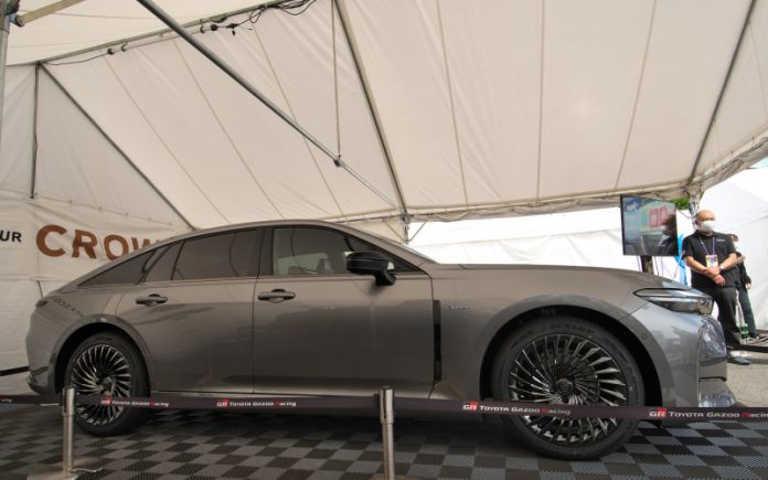 Toyota презентувала преміум седан Crown