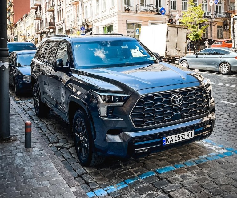 В Києві помітили новий семимісний Toyota Sequoia 2023, що видає 443 кінських сил