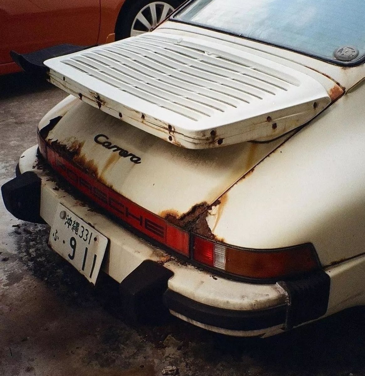 Іржавий Porsche 911 Carrera за $50 000: історія покинутого спорткару
