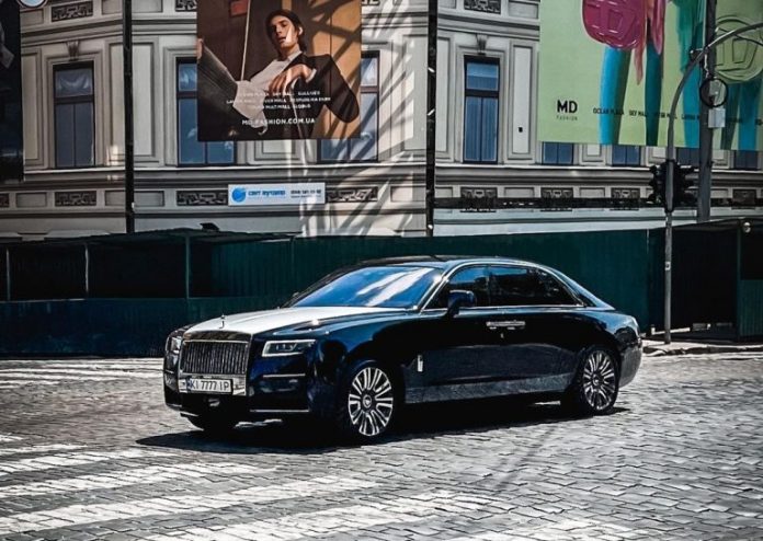Розкішний седан Rolls-Royce за півмільйона доларів роз'їжджає столицею