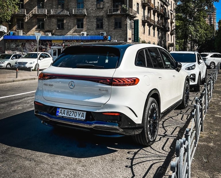 В Києві помічено преміум Mercedes-Benz EQS SUV, що коштує більше 4 мільйонів