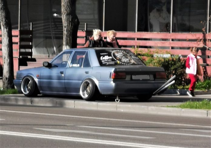 В Києві помітили унікальний 40-річний Nissan Bluebird