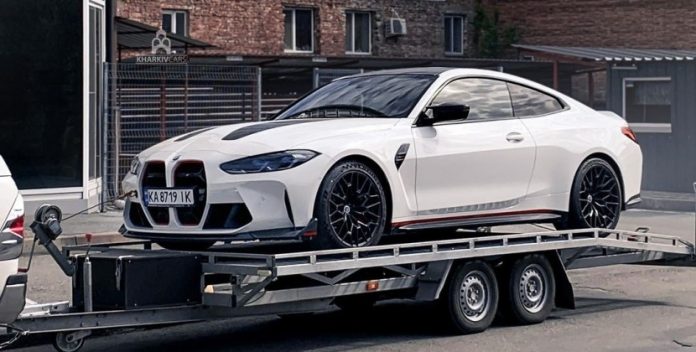 В Україну привезли унікальний спорткар BMW M4 CSL, що розганяється до 307 км/год