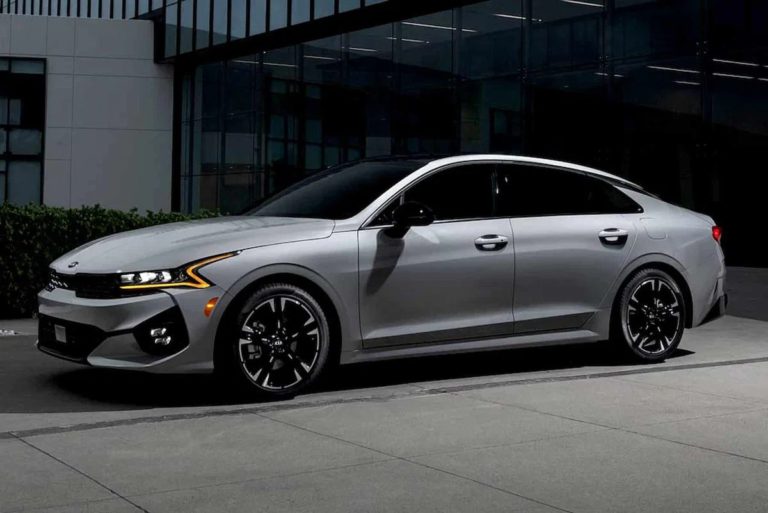Toyota Camry вже не лідер серед седанів: хто випередив популярну модель