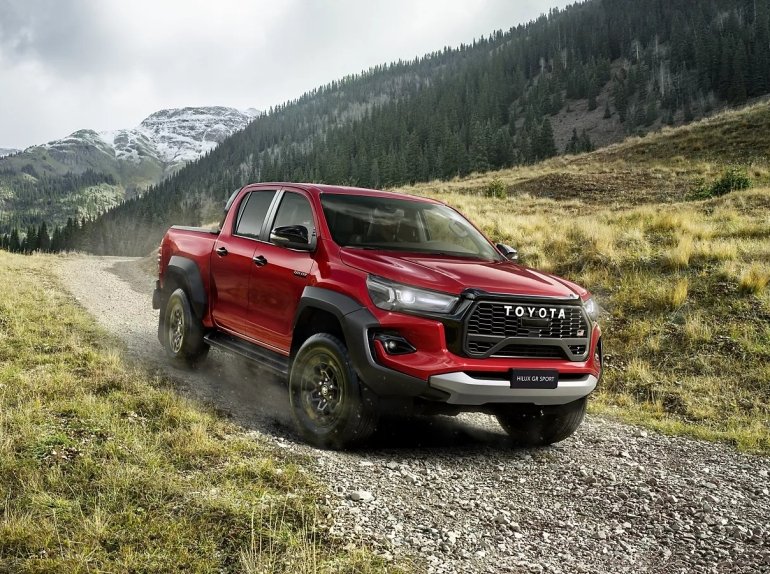 Екстремальний пікап Toyota Hilux GR Sport вже надійшов у продаж: які переваги має позашляховик