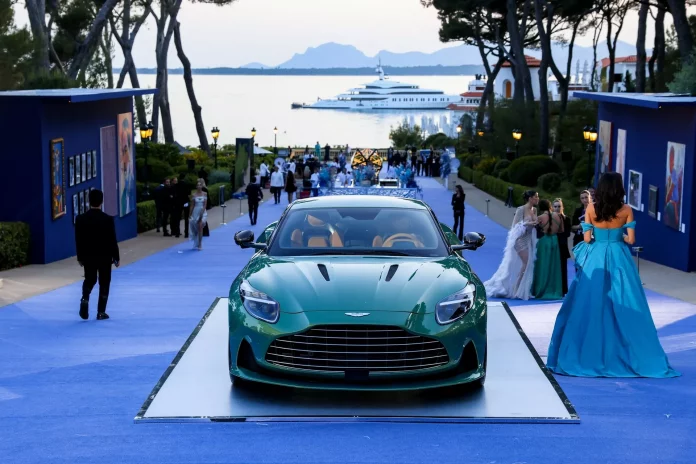 Перший Aston Martin DB12 продали за 1,6 мільйона доларів