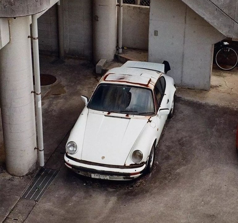 Іржавий Porsche 911 Carrera за $50 000: історія покинутого спорткару
