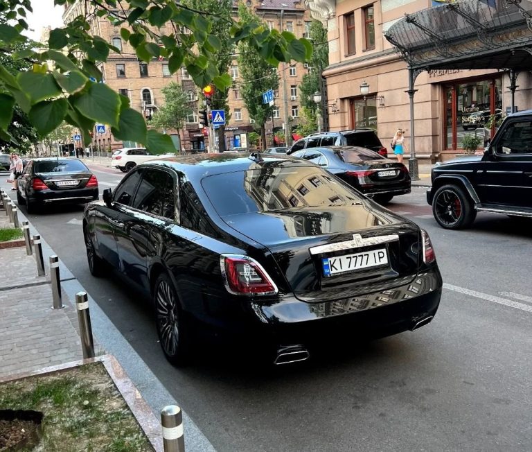 Розкішний седан Rolls-Royce за півмільйона доларів роз'їжджає столицею