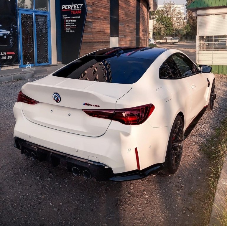 В Україну привезли унікальний спорткар BMW M4 CSL, що розганяється до 307 км/год
