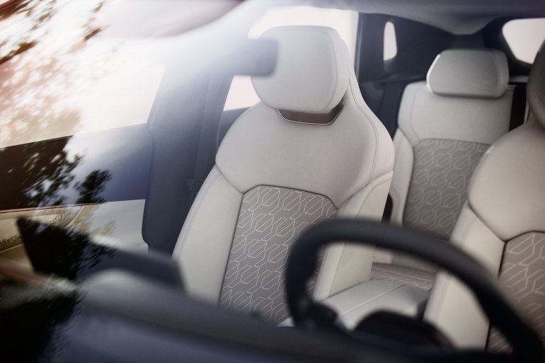 Технологічна колаборація Geely та Volvo: створено новий кросовер 