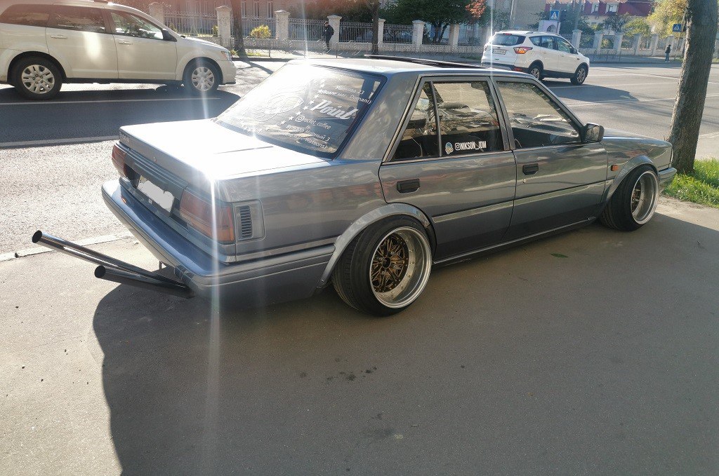 В Києві помітили унікальний 40-річний Nissan Bluebird