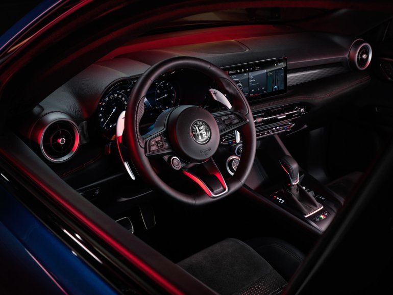 Новий Alfa Romeo вже дебютував в Україні: скільки коштує кросовер та де його придбати