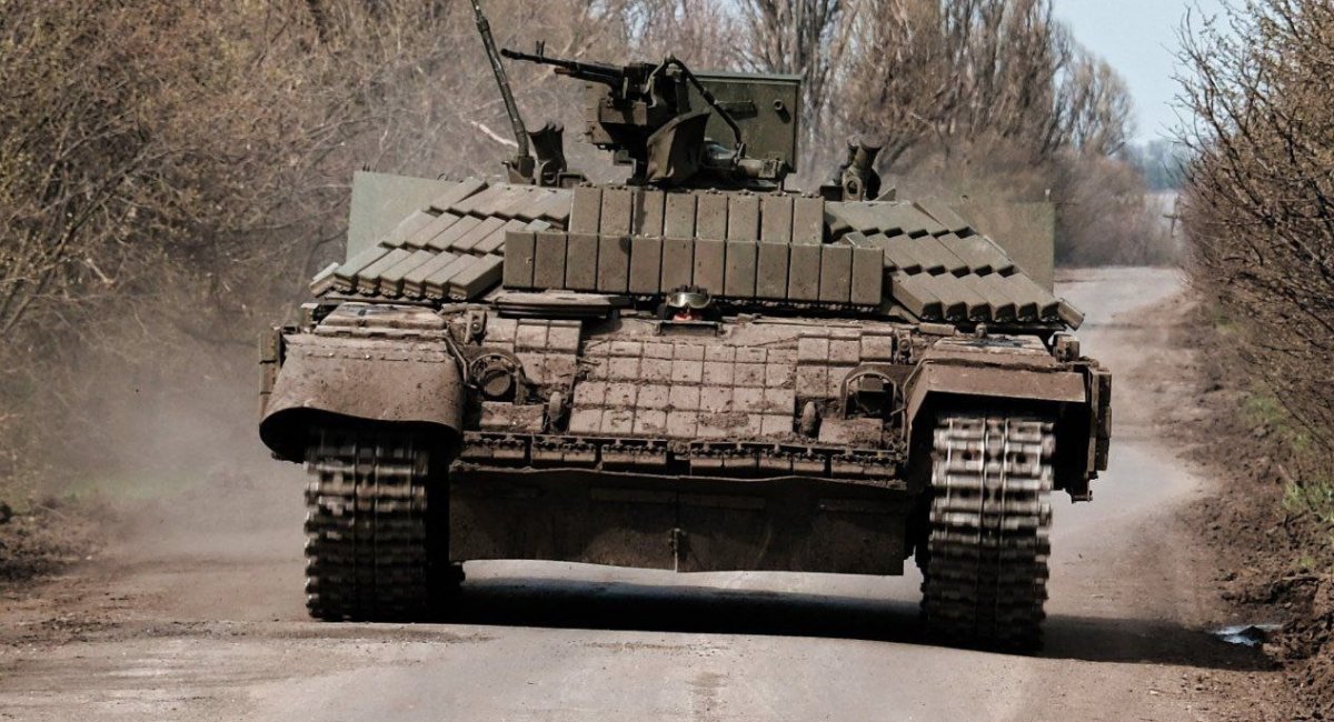 Транспортер на передову: як виглядає унікальний український БТР, що перевозить бійців на позиції